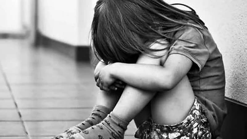 أم تعذب طفلتها وتقتلها بعد أن شاهدتها في أوضاع مخلة