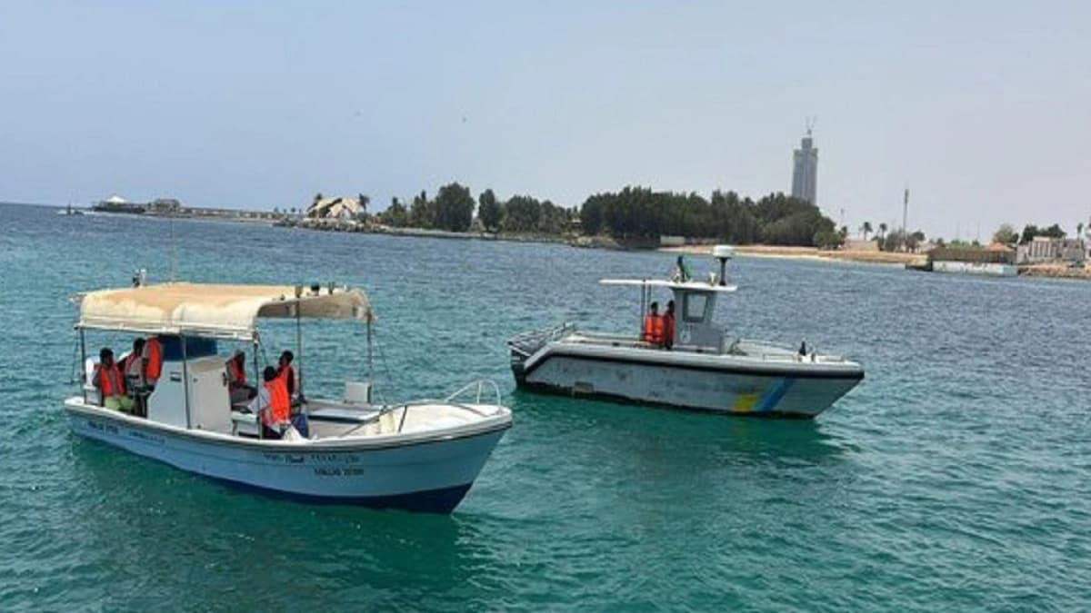 إنقاذ 8 مواطنين تعطلت واسطتهم البحرية في عرض البحر