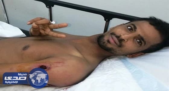 بالصور.. مرابط بالحد الجنوبي يرفع علامة النصر رغم إصابته برصاصة اخترقت كتفه