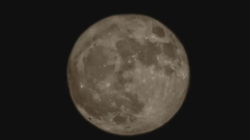 بالصور.. سفير الصين لدى المملكة يوثق مجموعة صور للقمر العملاق في سماء الرياض