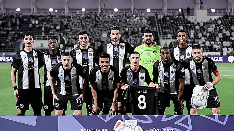 الشباب يواجه أزمة.. إبعاد المدرب وثلاثي أجنبي