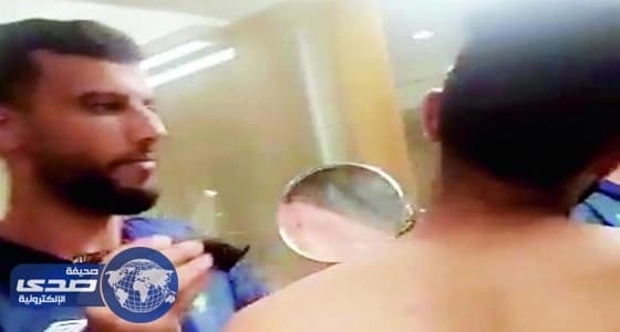 ⁠⁠⁠⁠⁠بالفيديو.. عمر السومة حلاق في معسكر الأهلي