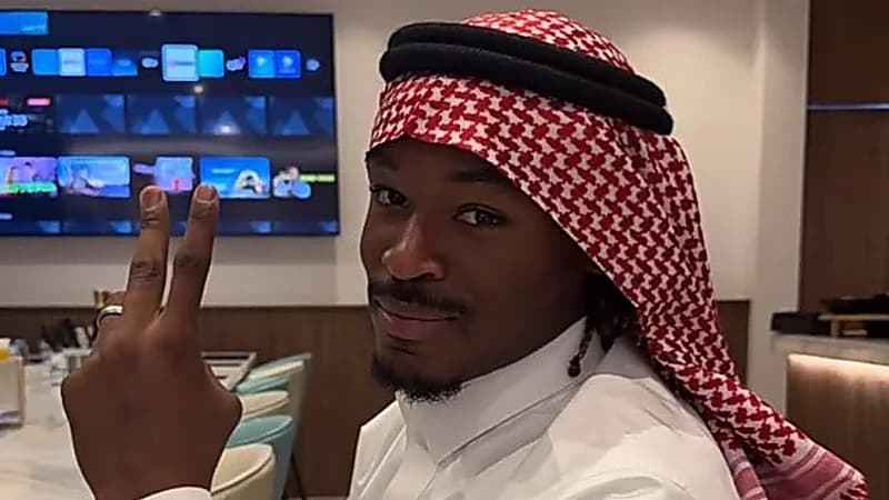 سيماكان يظهر بالزي السعودي