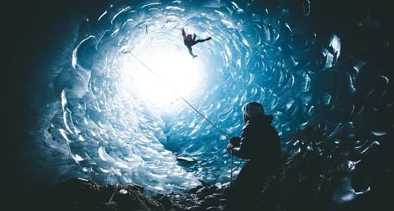 بالصور.. مغامرة لفرنسيين بداخل كهف جليدي