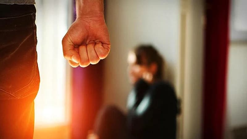 العنف الأسري يتفاعل مع شكوى بشأن تعرض فتاة للاعتداء على يد عمها وزوجته