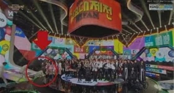 بالفيديو.. لحظة سقوط مطرب على المسرح