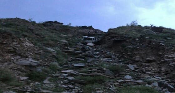 إصابة شخصين إثر سقوط مركبة بطريق " عثوان " بالداير