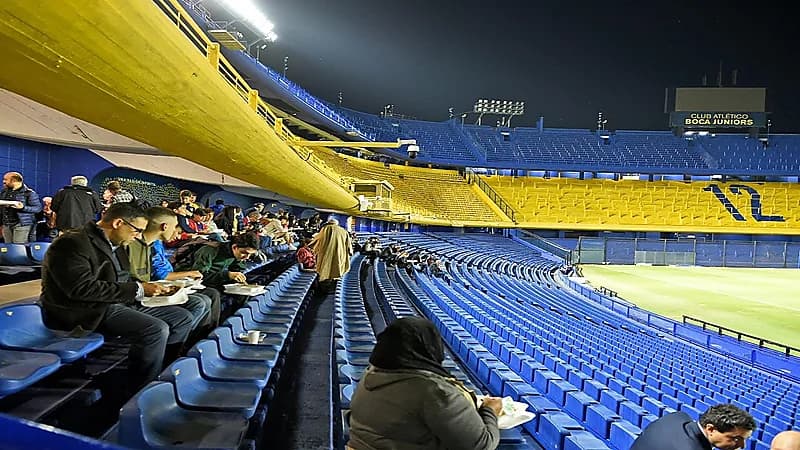 نادِِ أرجنتيني يفتح مدرجاته للصلاة وإفطار المسلمين