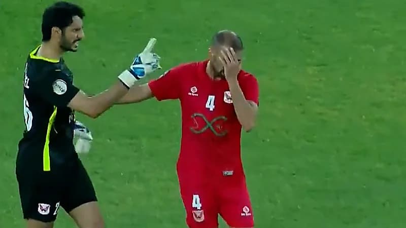 مشادة وهوشة بين لاعبي الفحيحيل أحمد عادي و أحمد الرياحي.. فيديو