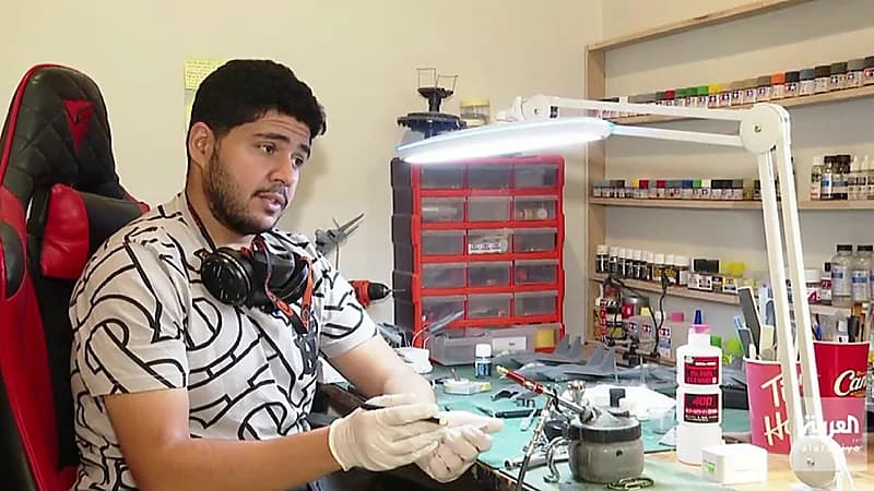 بالفيديو.. مواطن يتخصص في تصميم مجسمات لطائرات وآليات حربية لها أحداث تاريخية