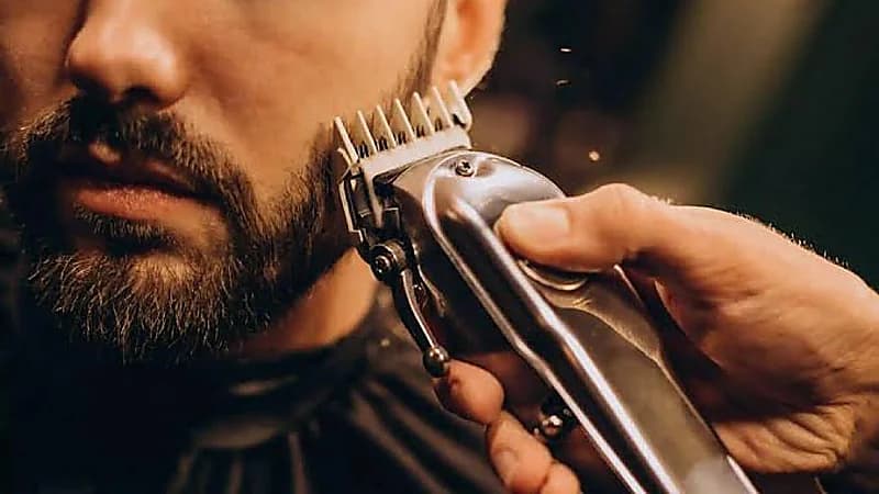 زبون ينتقم من حلاق بعدما قص شاربه بالخطأ بطريقة غير متوقعة .. فيديو