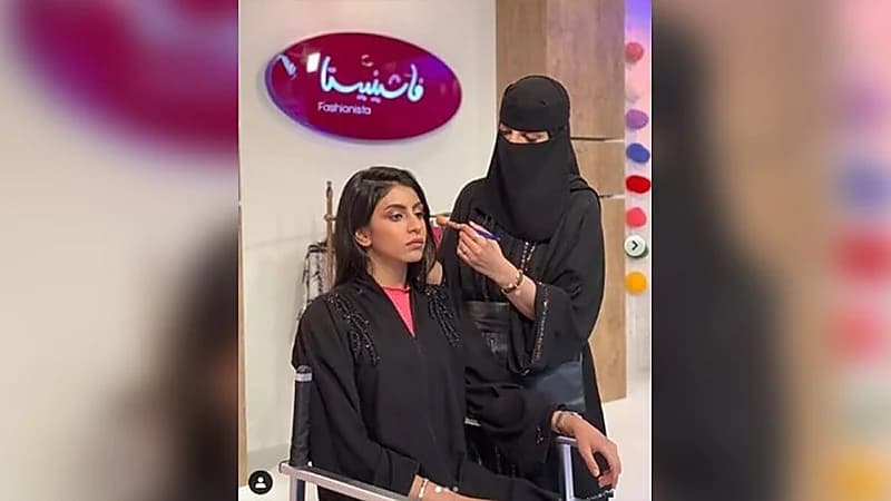 بالفيديو.. بلوغر تبرر سبب طلبها من العنود اليوسف خلع النقاب