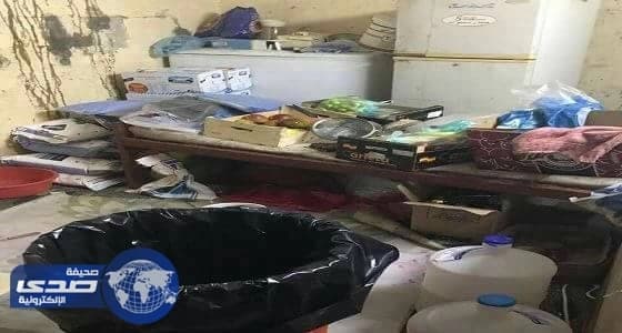 بالصور ..ضبط عمالة إفريقية تعدّ العصائر في سكن مهجور بمحافظة بارق