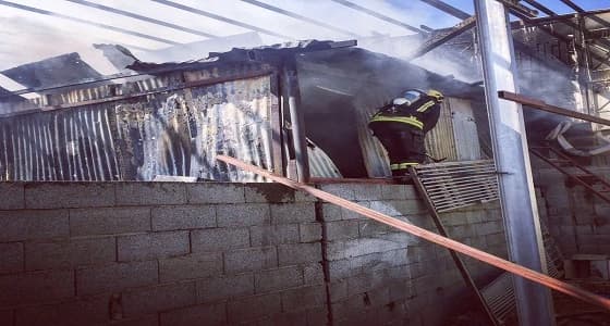 بالصور.. إخماد حريق بمستودع أثاث في نجران