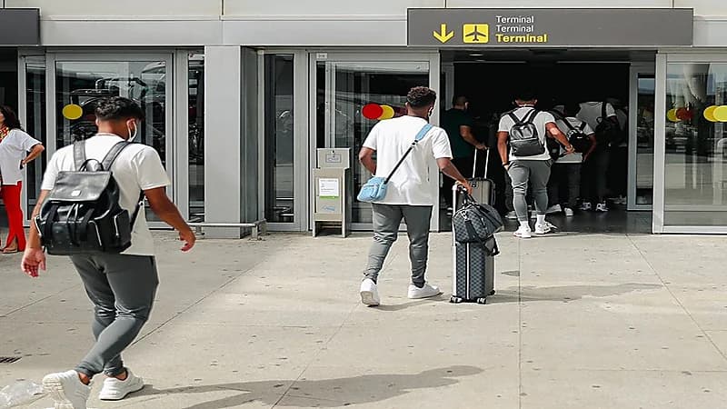 بالصور .. بعثة "النصر" تنطلق في رحلة العودة للرياض