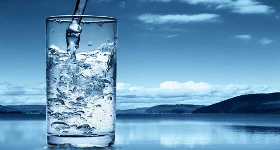 بعد مقاطع " حكم شرب الماء واقفا " .. رأي العلم والشريعة فيما ورد
