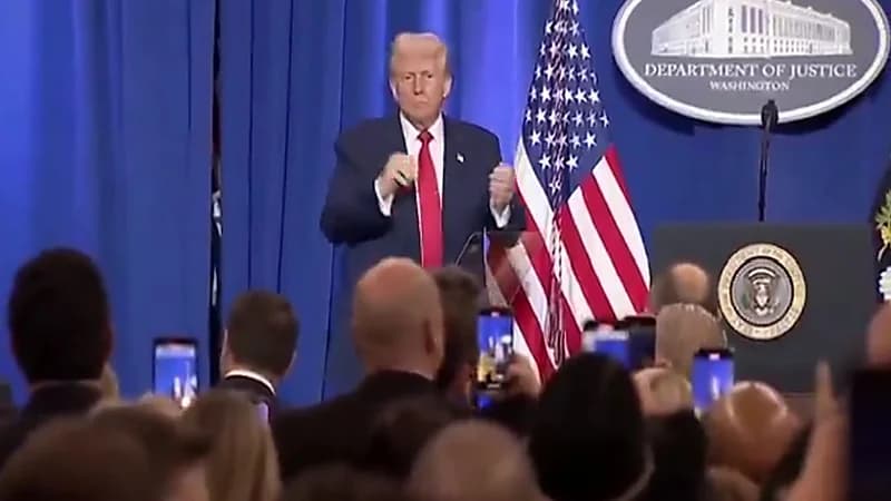 ترامب يرقص بعد خطابه في وزارة العدل الأمريكية.. فيديو