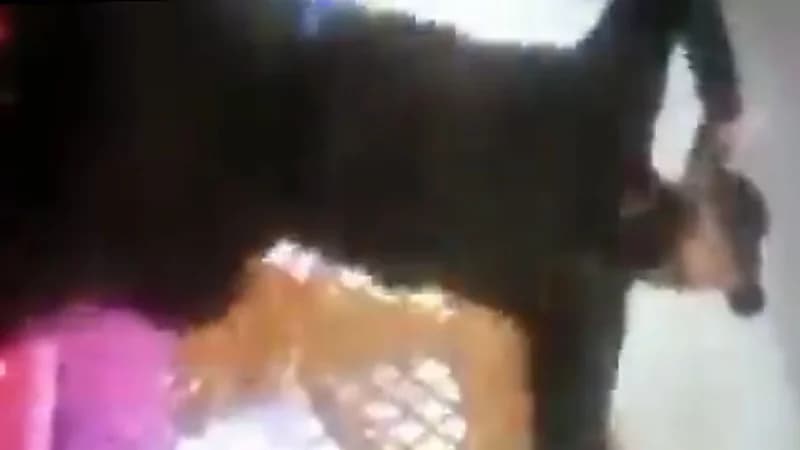 بالفيديو.. أب يعذب ابنته بالضرب المبرح ليرسل مقاطع الفيديو الى الأم