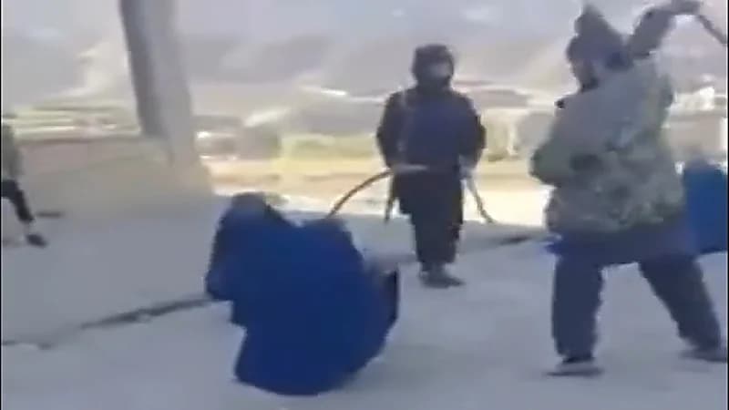 شاهد .. طالبان تجلد امرأة بوحشية تسوقت بدون "محرم"