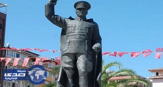 الشرطة التركية تعتقل شابا اعتدى على تمثال أتاتورك