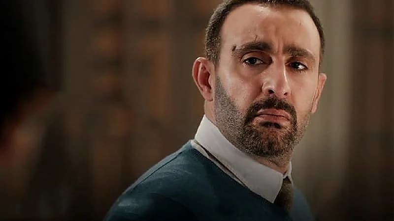 مشادة عنيفة بين أحمد السقا وصحفيين في جنازة "محمد الصغير"