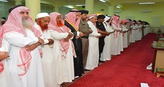 بالصور.. وكيل محايل ينقل تعازي القيادة لذوي الشهيد " الهلالي "