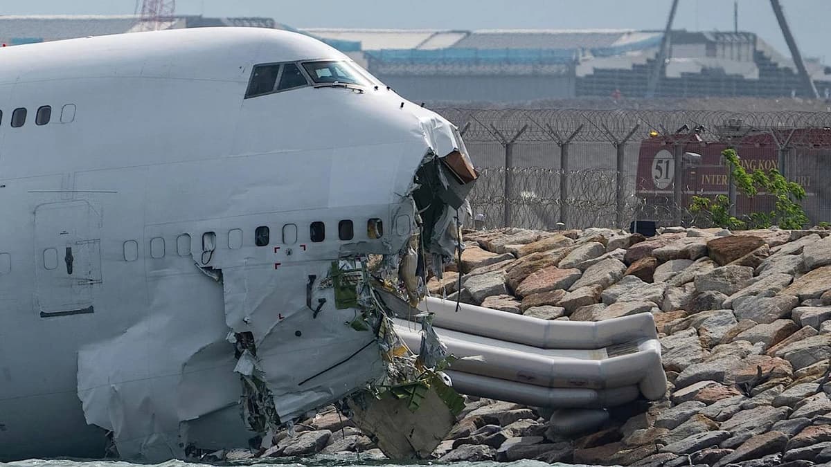 مقتل شخصين بعد انزلاق طائرة شحن من دبي إلى هونغ كونغ عن المدرج.. فيديو
