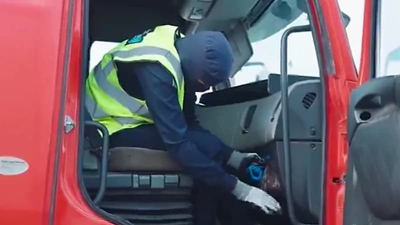 إحباط محاولة تهريب أكثر من 11 كيلو غرام من الشبو في منفذ البطحاء.. فيديو