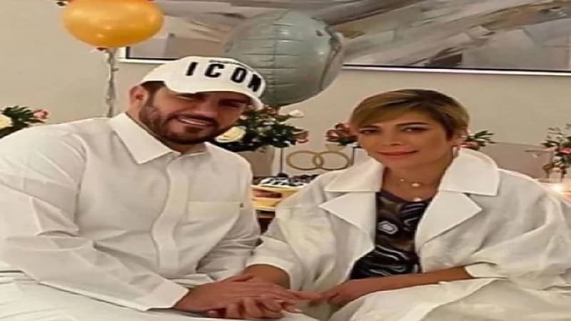 أصالة تلتقط صورة رومانسية مع زوجها فائق حسن