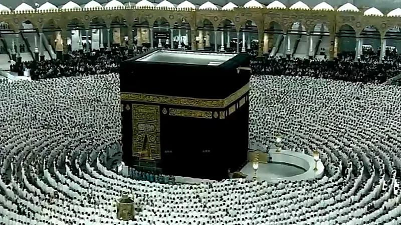 المعتمرون يؤدون صلاة الفجر وسط أجواء روحانية مهيبة بالحرم المكي.. فيديو