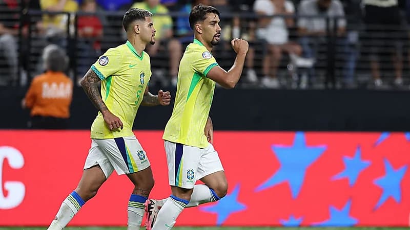 فينيسيوس يدعم باكيتا أمام صيحات استهجان الجماهير البرازيلية.. فيديو