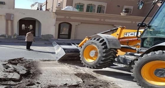 بالصور.. إزالة المطبات العشوائية بغرب الدمام
