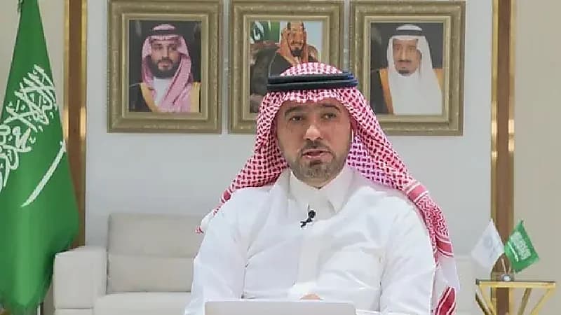 الحقيل يوضح تفاصيل ورسوم الأراضي البيضاء بالرياض.. فيديو