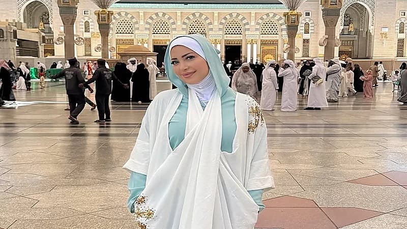 نسرين طافش تثير ضجة بظهورها بالحجاب في المسجد النبوي.. صور