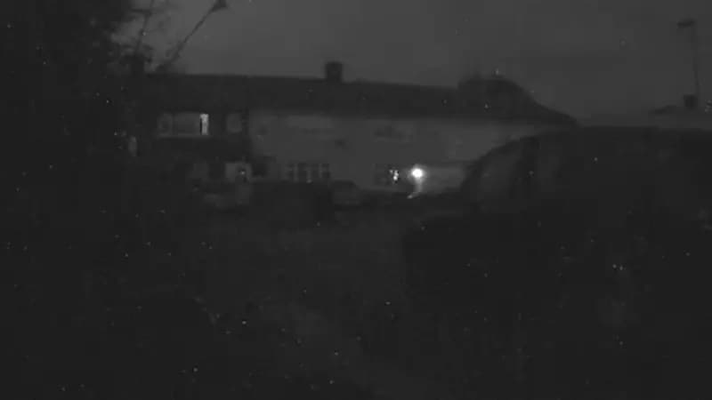 شاهد.. ظهور شبح في شارع خال من المارة