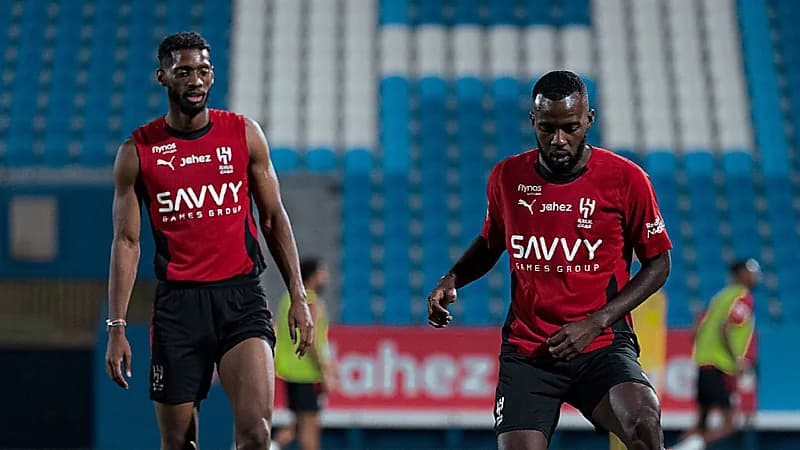 الدوليون ينتظمون في تدريبات الهلال .. صور