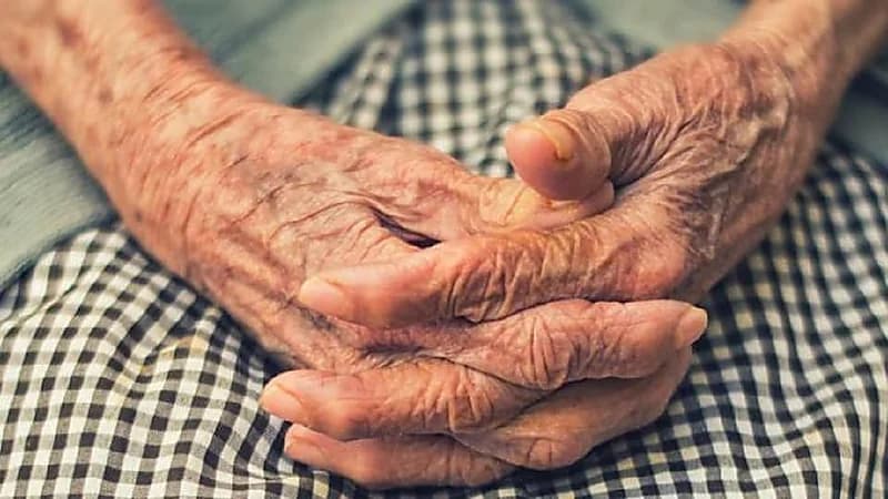 شاهد.. لحظة استدراج مسنة وقتلها على طريقة "ريا وسكينة"