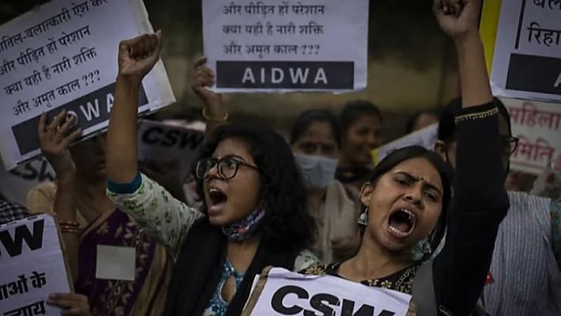 إمرأة تدين إطلاق سراح مغتصبيها المدانين