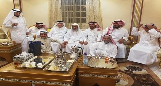 بالصور.. خريجي المعهد العلمي بالمندق لعام 1403 هـ يلتقون بمديرهم