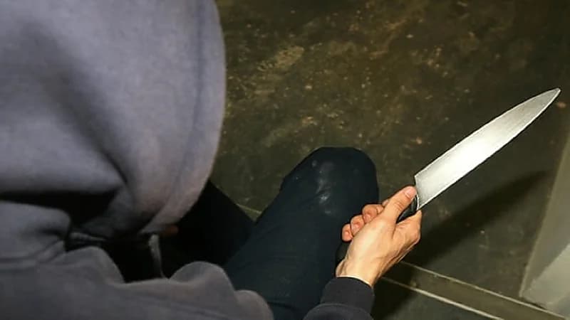 طفل يقتحم مركز أمن بسكين