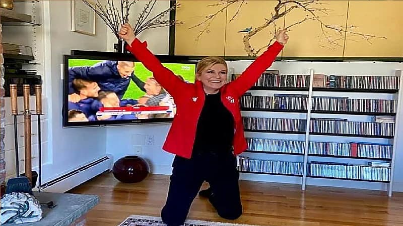 بالصور .. رئيسة كرواتيا السابقة تقفز فرحًا بتأهل منتخب بلادها لكأس العالم