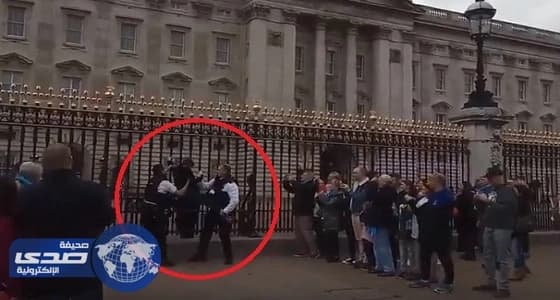 بالفيديو.. اعتقال امرأة لمحاولتها تسلق بوابات قصر بكنغهام الملكي ببريطانيا
