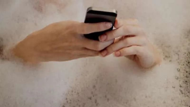 وفاة فتاة إثر سقوط جوالها في "البانيو"!