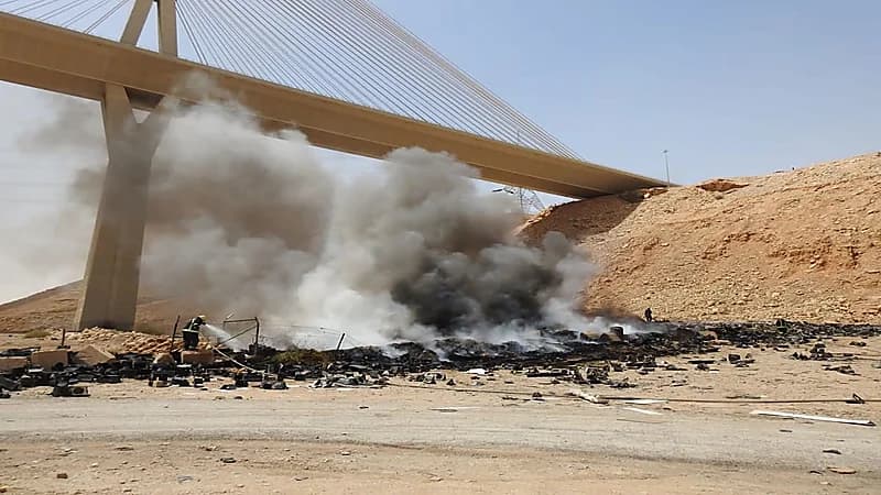 بالصور.. إندلاع حريق في مخلفات بلاستيكية بالرياض