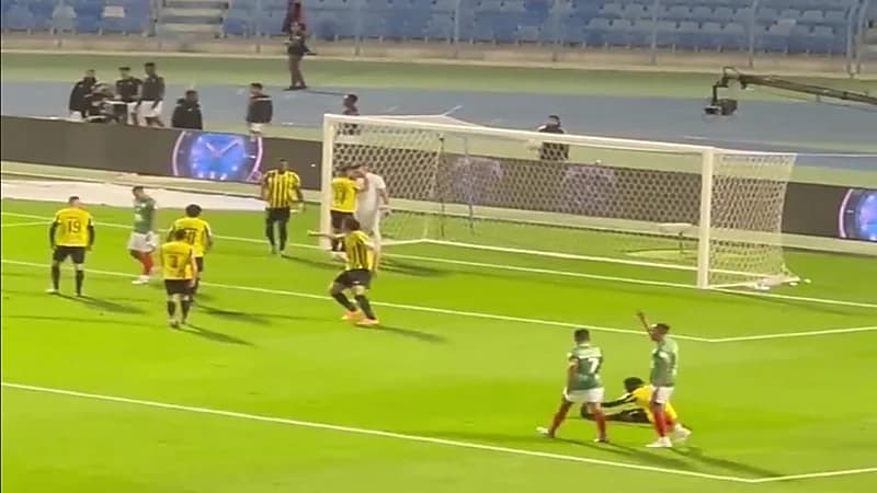 شاهد.. مدالله العليان يقبل رأس الحارس " غروهي " بعد تصديه لهدف محقق