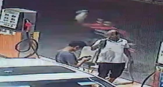 قائد " دباب " يصيب عامل بحجر لرفضه تعبئة البنزين