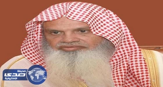 بالفيديو.. الشيخ الحذيفي يصحح لولده المعين حديثاً في صلاة الترويح بالمسجد النبوي