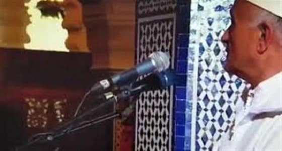 بالفيديو.. رجل يعتدي على إمام مسجد بسيف