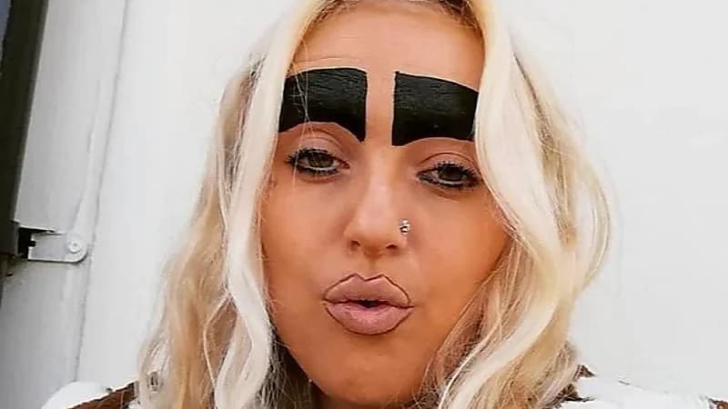 امرأة تتعرض للتنمر بسبب شكل حاجبيها