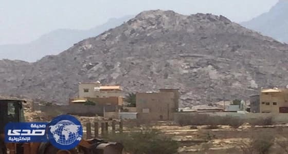 بلدية عمساء البارق تزيل إحداثات 500 متر مربع بأرض حكومية